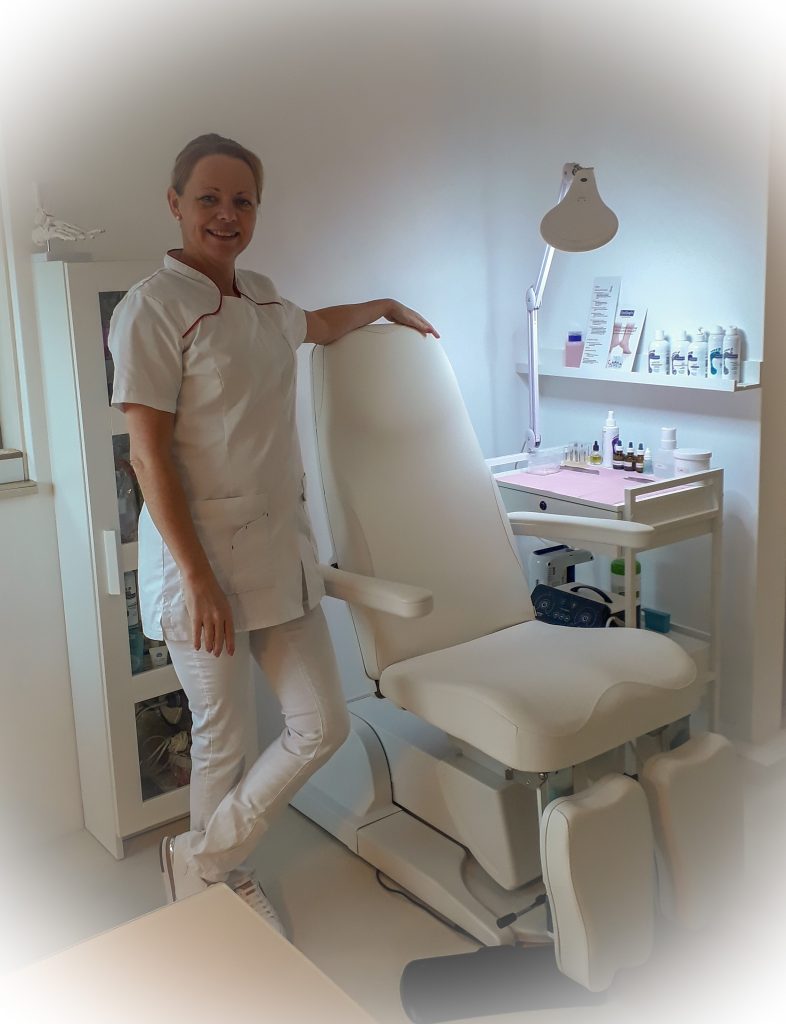 Erica Hindriks bij behandelstoel in haar studio Zwaluw, Almere Noorderplassen